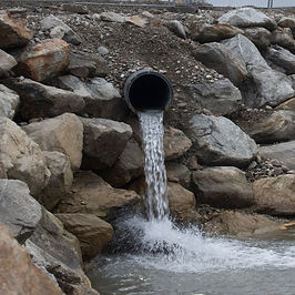Einleitung von Oberflächenwasser über ein Entwässerungsrohr in ein Gewässer im Rahmen einer wasserwirtschaftlichen Anlage.