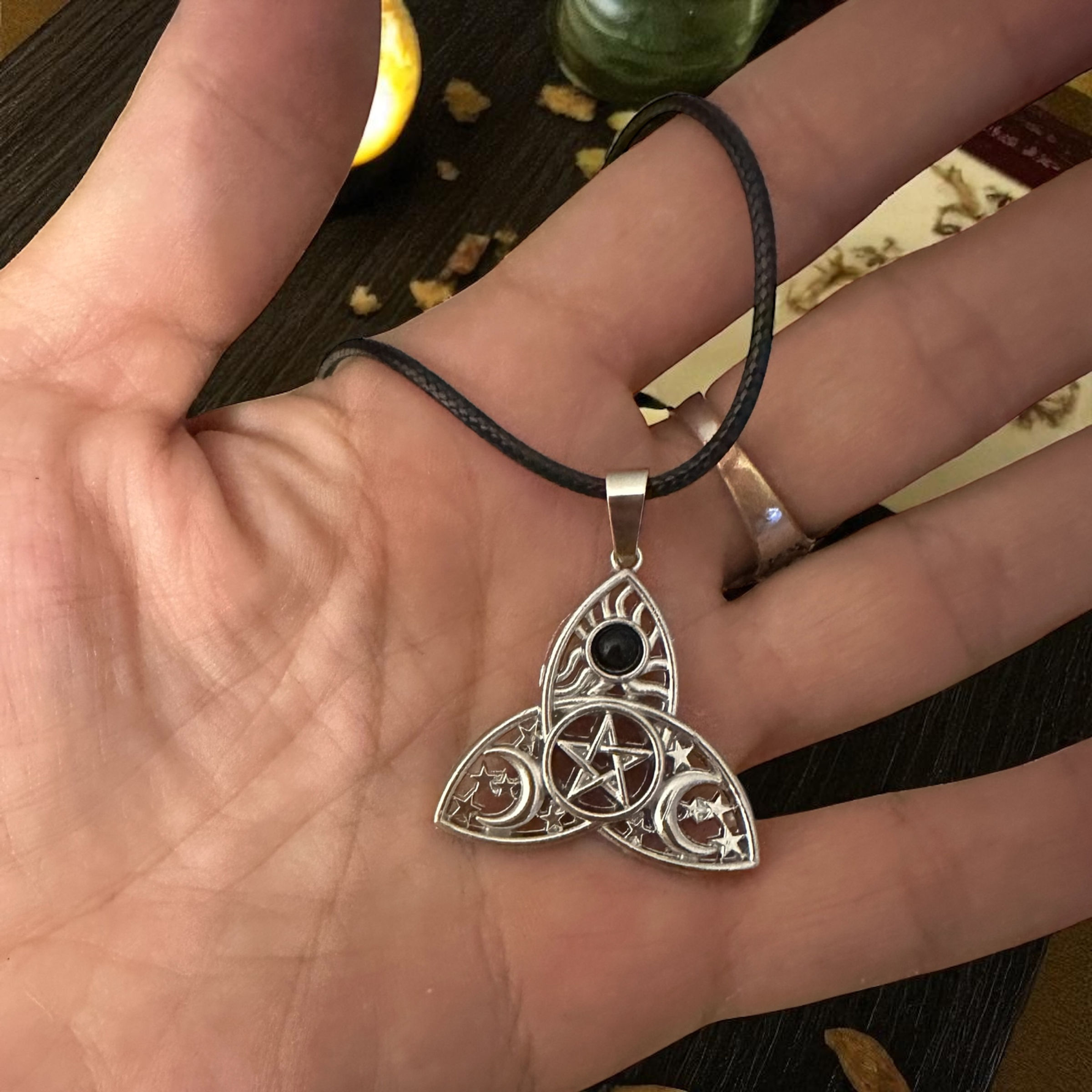 Collar Triquetra, triple Luna, Onix (Acero inox.)