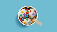 Eis mit Süßigkeiten