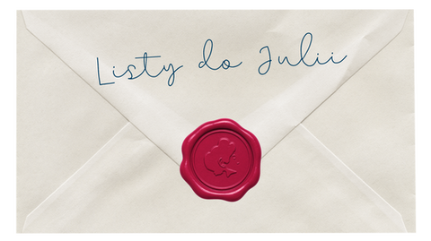 Grafika przedstawia zalakowaną czerwoną pieczęcią kopertę koloru białego, w której jest list do Julii. Na czerwonym laku znajduje się logotyp Fundacji im. Julii Woykowskiej. 