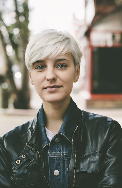Žena s krátkými vlasy