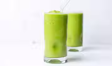 ashia-aubourg-outside-aloe-smoothie-2400x1350-1.avif