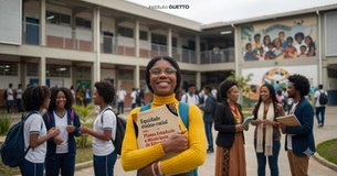 Jovem negra sorridente em pátio escolar segura livro sobre equidade étnico-racial; alunos conversam ao fundo, clima acolhedor.