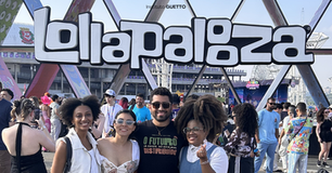 pessoas negras e brancas na frente da placa escrita Lollapalooza