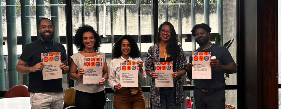 pessoas negras segurando um documento
