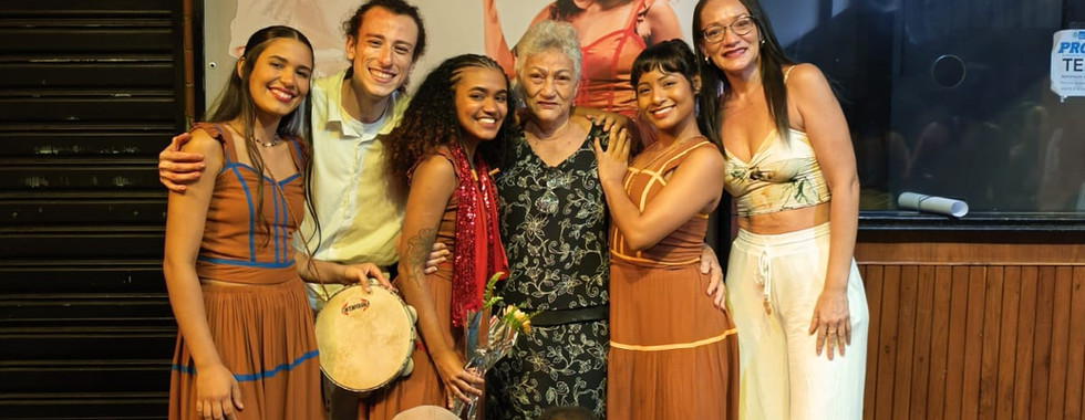 Vanessa e integrantes do espetáculo Teresas