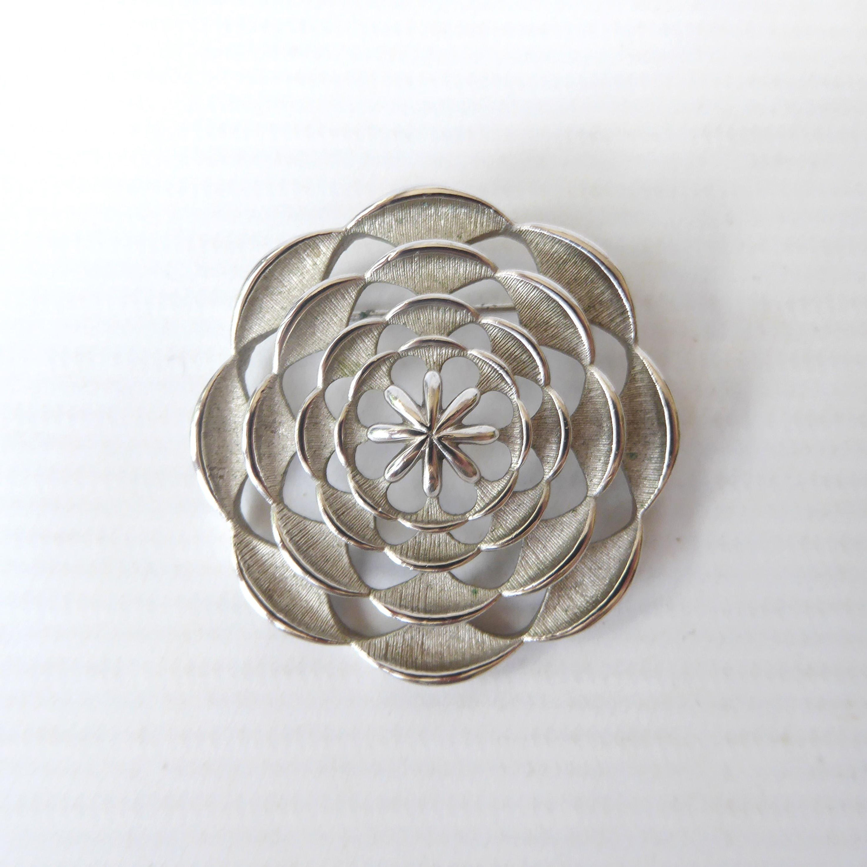 Sarah Coventry silver-tone round brooch. Vintage 1960s 1970s modernist retro