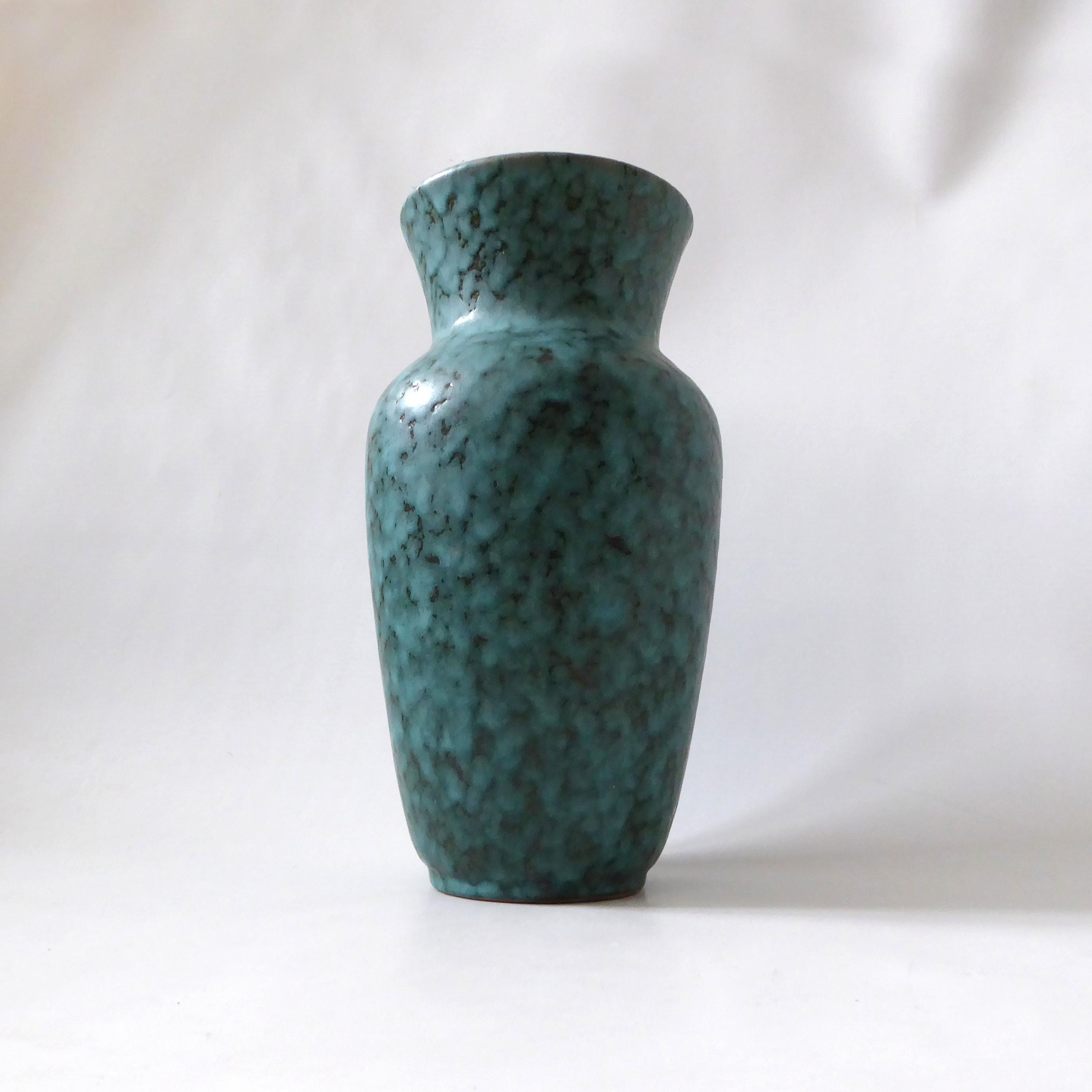 Carstens Tönnieshof Austria 663-25 pottery vase. Green + black speckled glaze