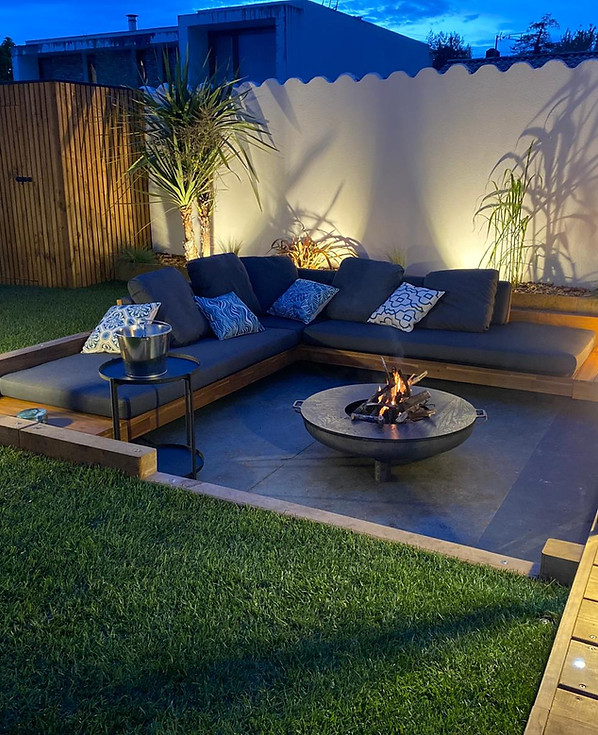 espace brasero dans un jardin de nuit