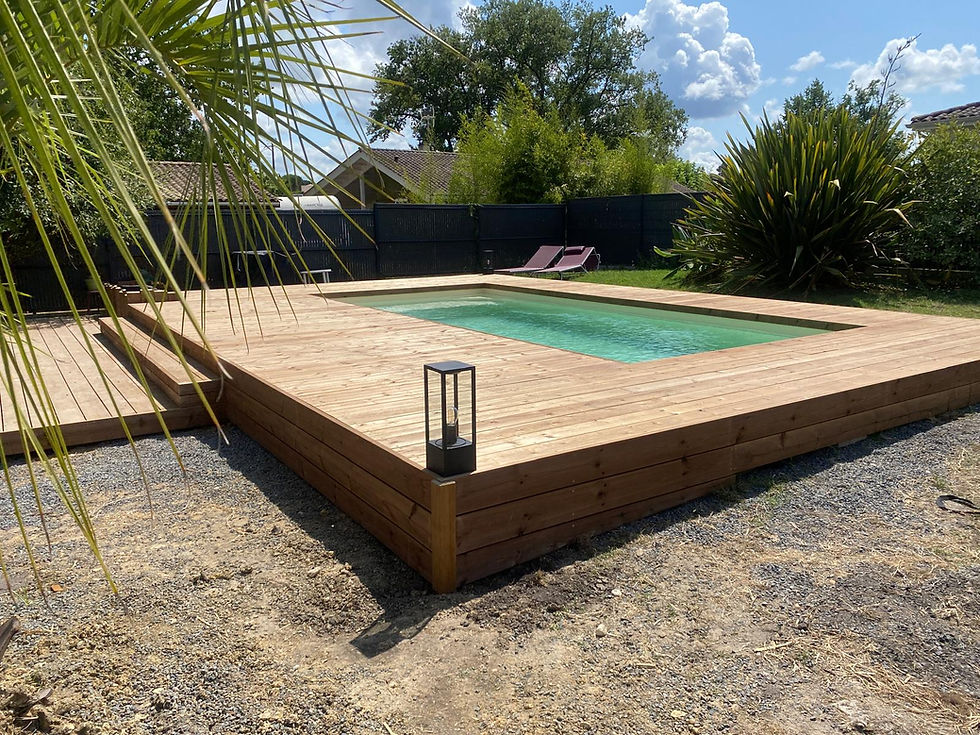 terrasse en pin classe 4 autour d'une piscine 