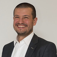 Roberto_Alvarez_Headshot-1801x2048.jpg