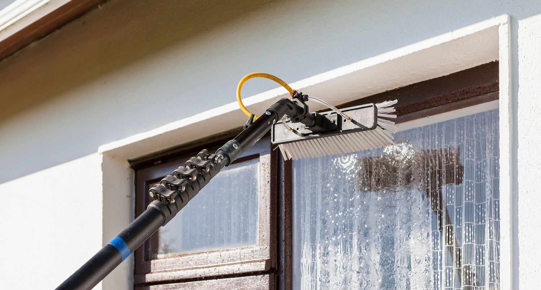 Equipment for washing and cleaning the window from the outside_edited.jpg
