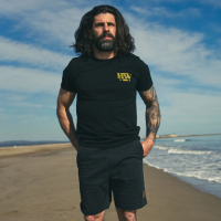 Miniature : T-shirt noir manches courtes homme avec impression Jeep de la marque "Hellswea" modèle "tee jeep" vue de face sur mannequin