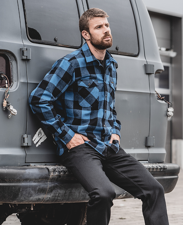 Miniature : Chemise manches longues à carreaux bleu et noir, modèle 1943 CPO Shirt Buffalo blue flannel de Pike Brothers  sur mannequin