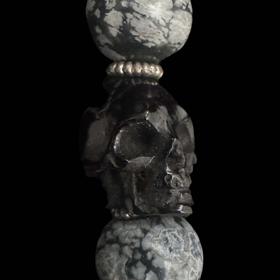 Miniature : Détail de la tête de mort sculptée dans de la corne de buffle du bracelet Vigie - Impios by Steel Rider