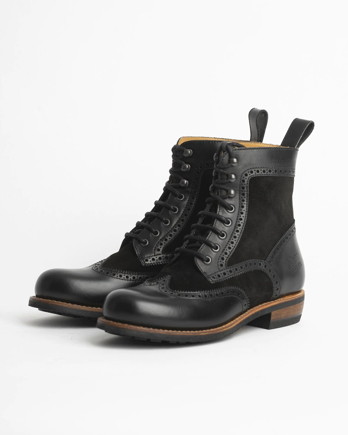 Chaussures moto en cuir homme modèle Frisco Brogue Boot de la marque THE ROKKER COMPANY vue de face
