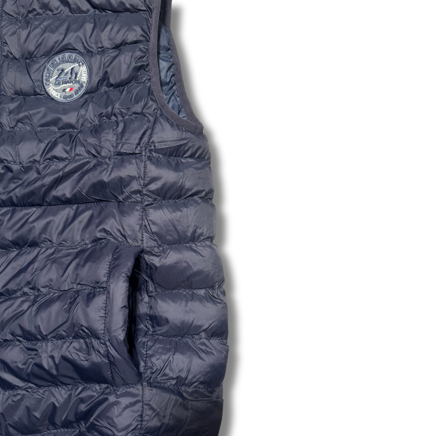 Miniature : Bodywarmer bleu nuit de la marque 24H le mans modèle classic 1923 sans manche vue sur la poche avant et patch