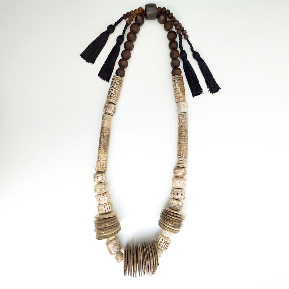 Grand collier décoratif mural en perles de raku beige vue de face