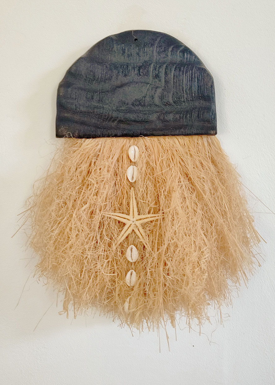 Décoration murale en bois noir sculpté frange de raphia coquillages et étoile de mer