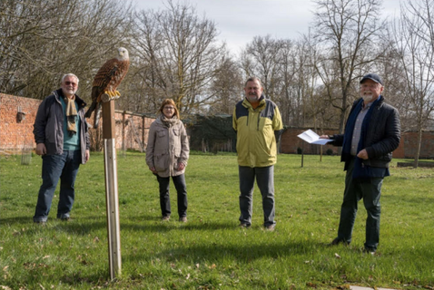 Auf diesem Bild ist ein Greifadler und dessen Besitzer zu sehen. Dieser wurde von der HLW - Stiftung unterstützt