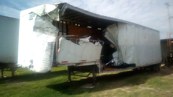 Caja seca averiada y golpeada