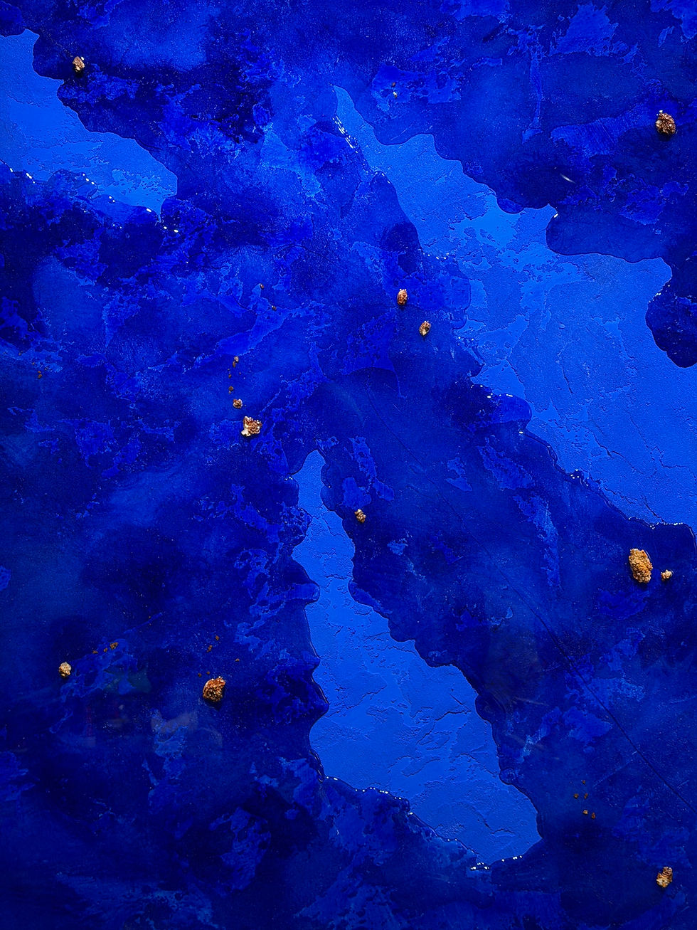 Peinture abstraite bleu intense avec touches dorées