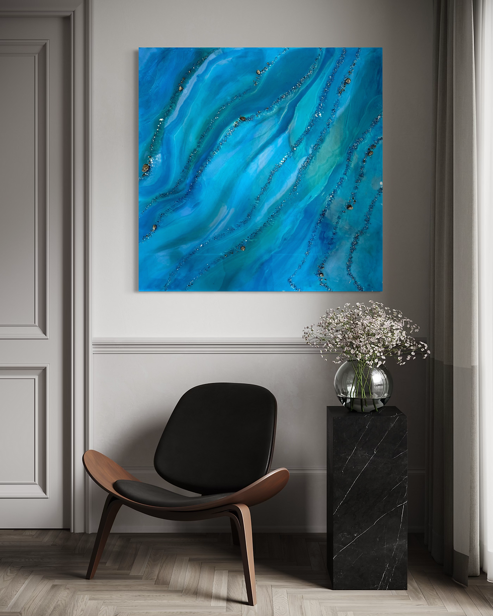 Peinture abstraite bleue Souvenir salé au-dessus d'une chaise.
