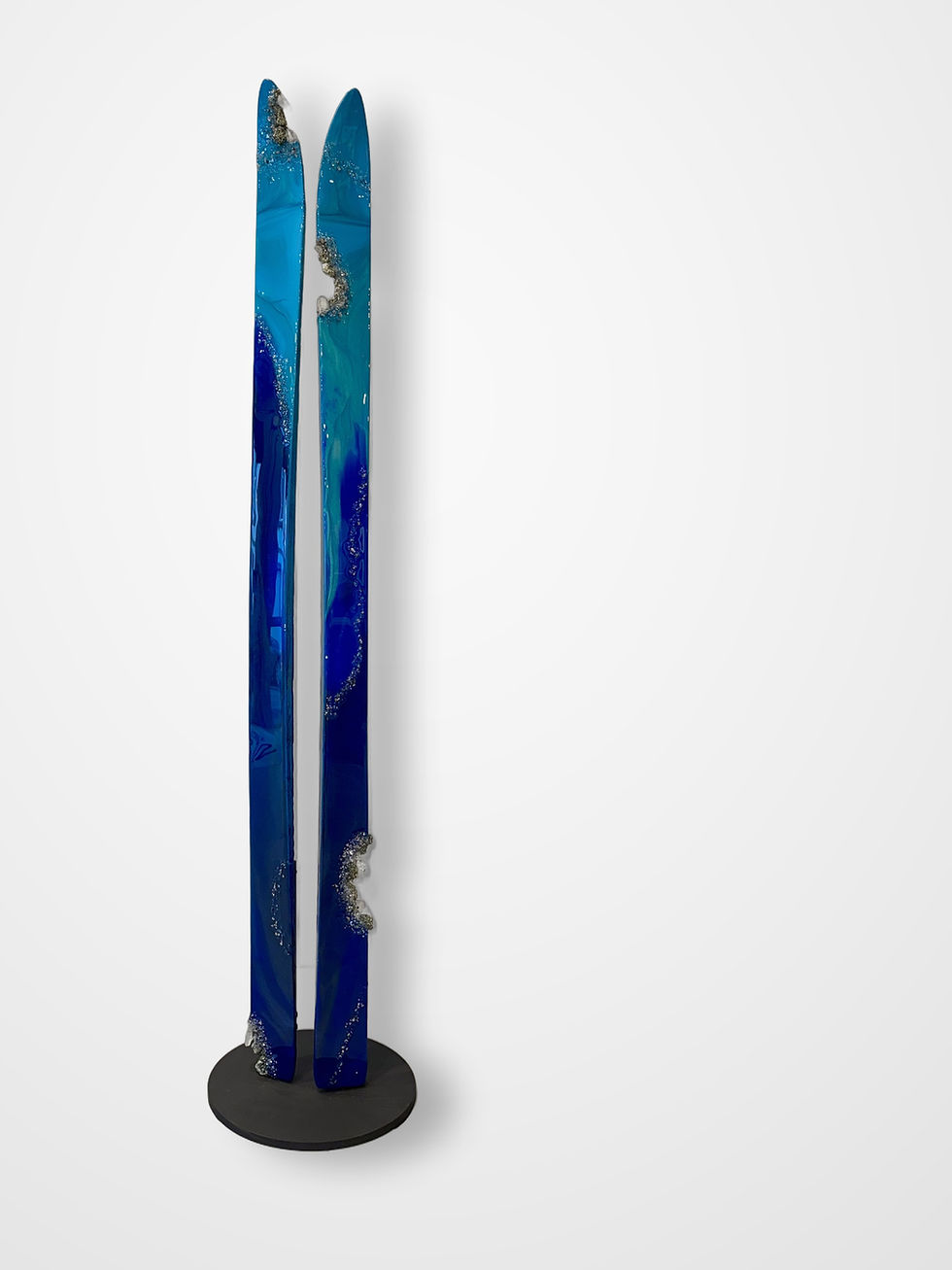 sculpture ski en résine époxy bleue sur socle noir.