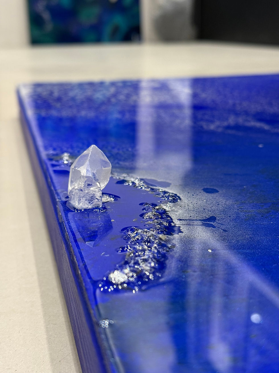 Cristal sur une surface en résine bleue brillante.