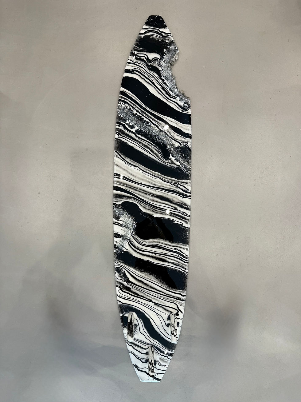 Planche de surf marbrée noire et blanche de Maeva Drack Art