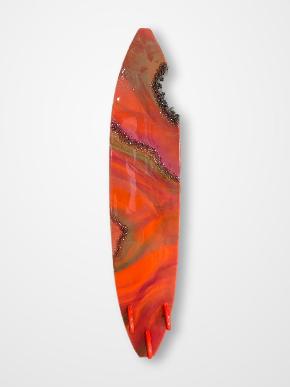 Tableau surf en résine époxy avec marque de morsure.