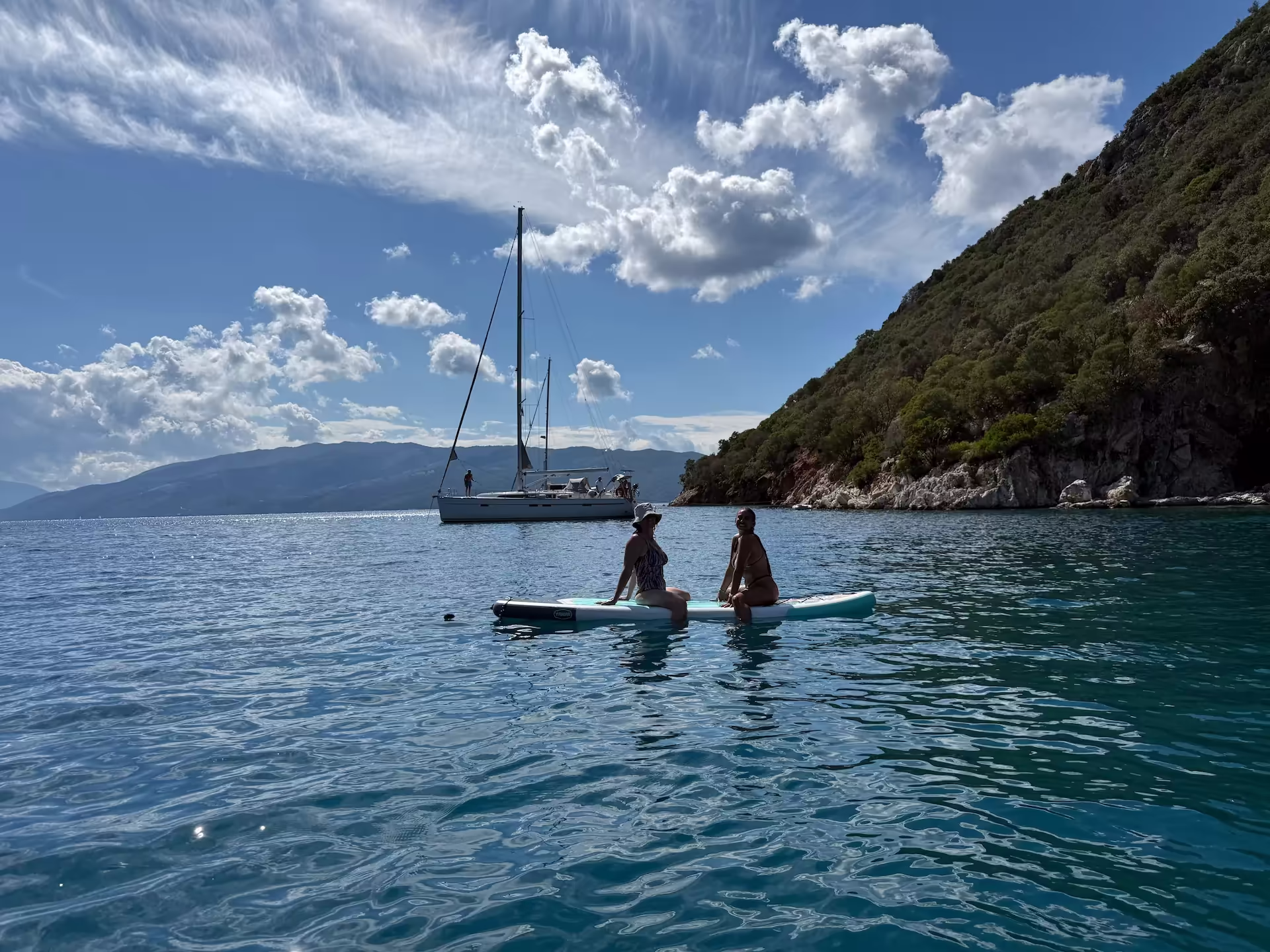 משתתפות בריטריט יוגה של SEA4SOUL משתעשעות עם SUP במימי מפרץ פוליס