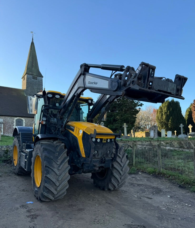 JCB Fastrac 4220 iCONtractor acquired in 2018 and equipped with a Quicke 6M front loader. This model is a leader in agricultural tractors, known for its speed and full suspension.