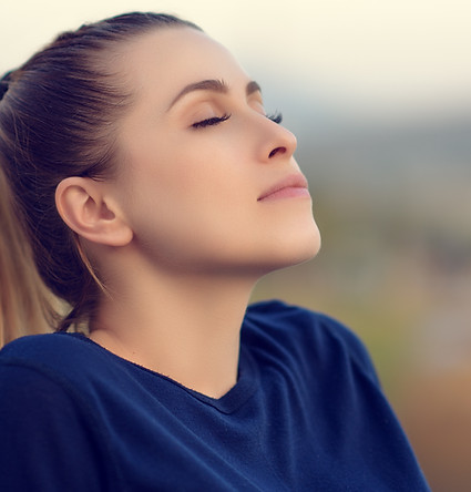 Mulher relaxando com um livro