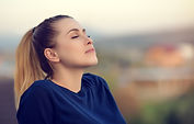 Femme relaxante en plein air - sophrologie