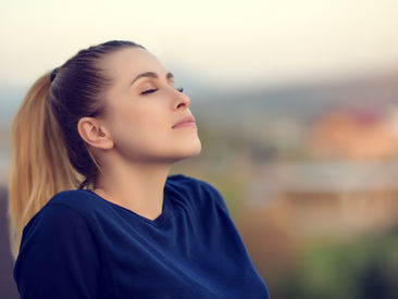 Personne pratiquant la respiration carrée