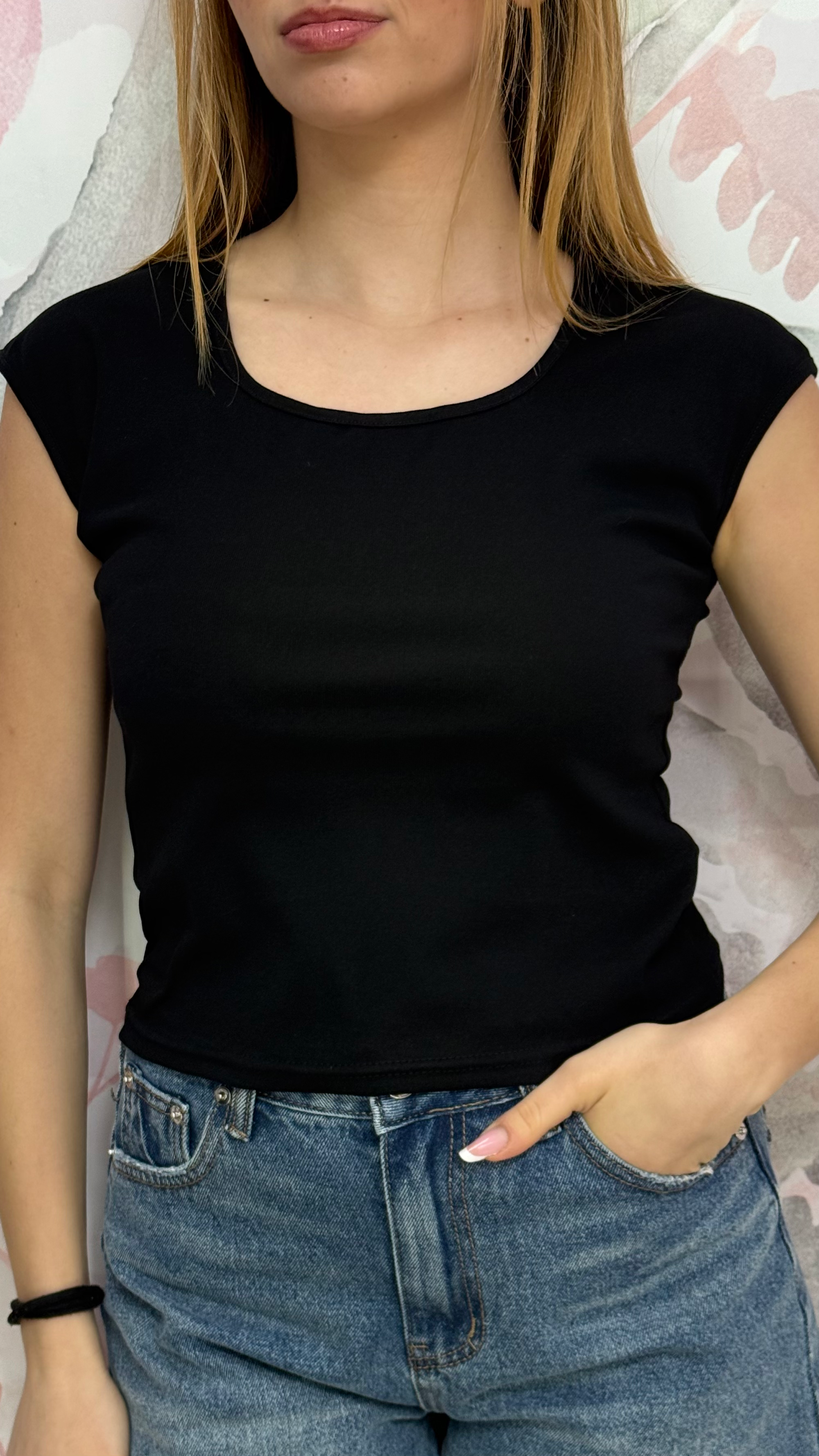 T-SHIRT SCOLLO QUADRATO NERA