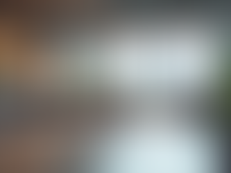 Vue à hauteur des yeux d'un espace de travail moderne comprenant un espace collaboratif