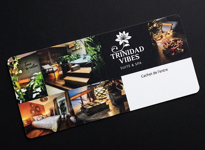 Carte cadeau physique Trinidad Vibes avec photos des suites et spa privatif à Aire-sur-la-Lys.