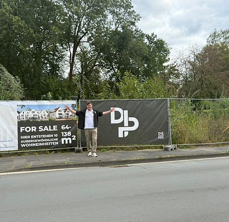 Bauzaun mit „For Sale“-Banner am Grundstück Wasserstraße 28/30 in Wiedenbrück