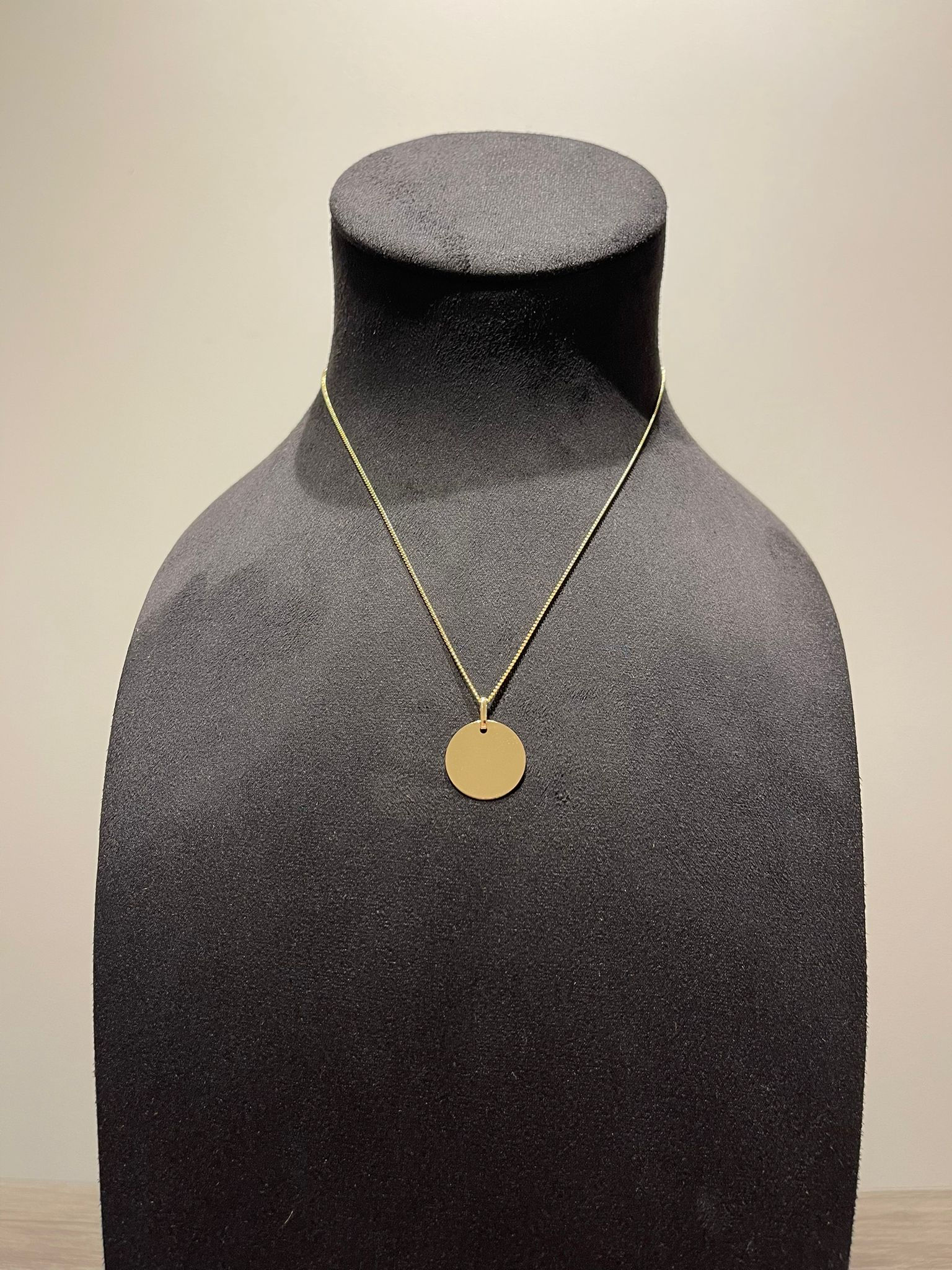 Gold Portrait Circle Pendant (18K Gold)