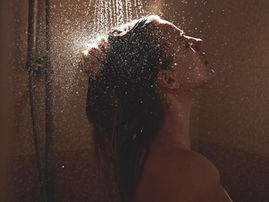 Intimpflege im Fokus: Zwischen Medienkritik und bewusster Körperverbindung