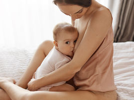 Wie lange Stillen ist „normal“? – Warum weibliche Körper ständig bewertet werden