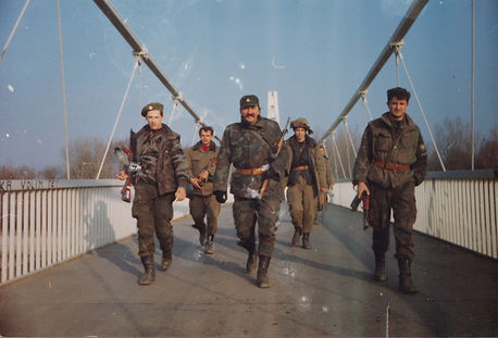1-velika-povratak-s-terena-135.-br-osijek-pjesacki-most-jesen-1991-2048x1389.jpg