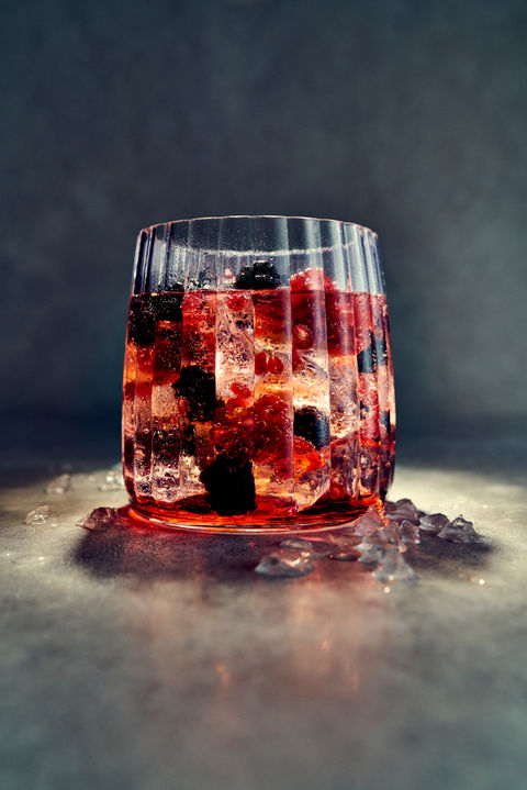 Frontalaufnahme – Brombeer-Rose-Drink, fotografiert und gestylt von Markus Schubbert.