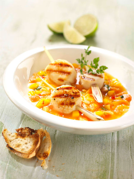 Foodstyling von Markus Schubbert – Gegrillte Jakobsmuscheln, minimalistisch angerichtet für hochwertige Foodfotografie.