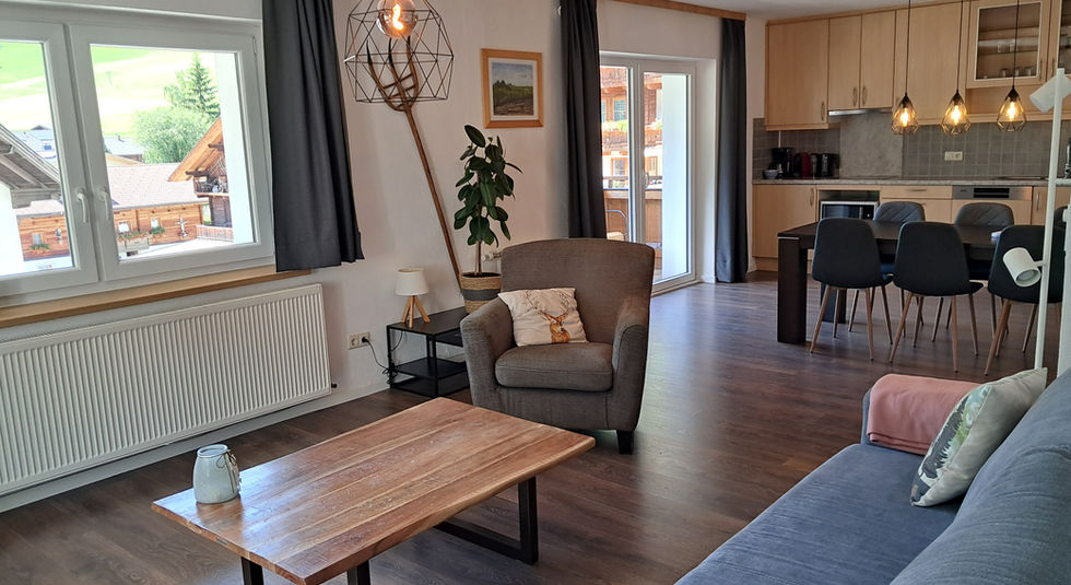 Wohnzimmer im Apartment Großvenediger mit Sofa und Holztisch