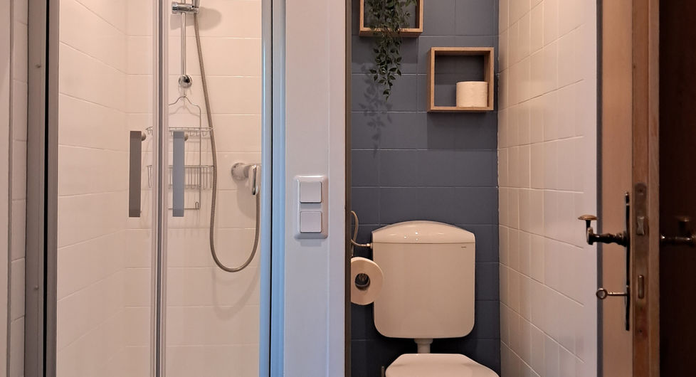 Modernes Badezimmer mit Dusche und WC im Zimmer Timmelbach.
Zimmer mit Frühstück.
