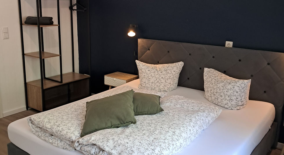 Modernes Schlafzimmer am Großvenediger mit Doppelbett.
