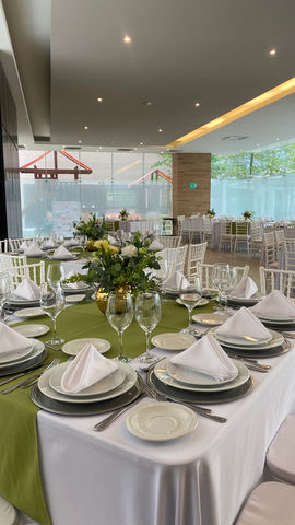 Montaje con mesas para evento en CDMX y área metropolitana